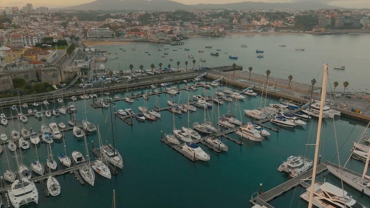 葡萄牙卡斯凯伊斯码头的无人机视图视频素材