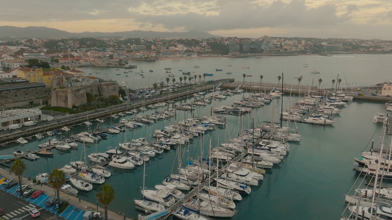 葡萄牙卡斯凯伊斯码头的无人机视图视频素材