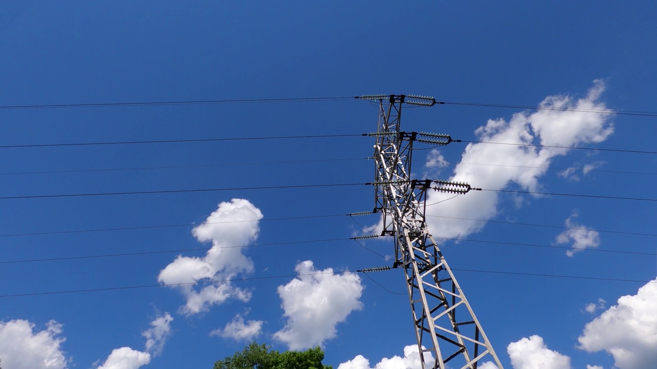 高压电线映衬着蓝天白云。间隔拍摄。视频下载