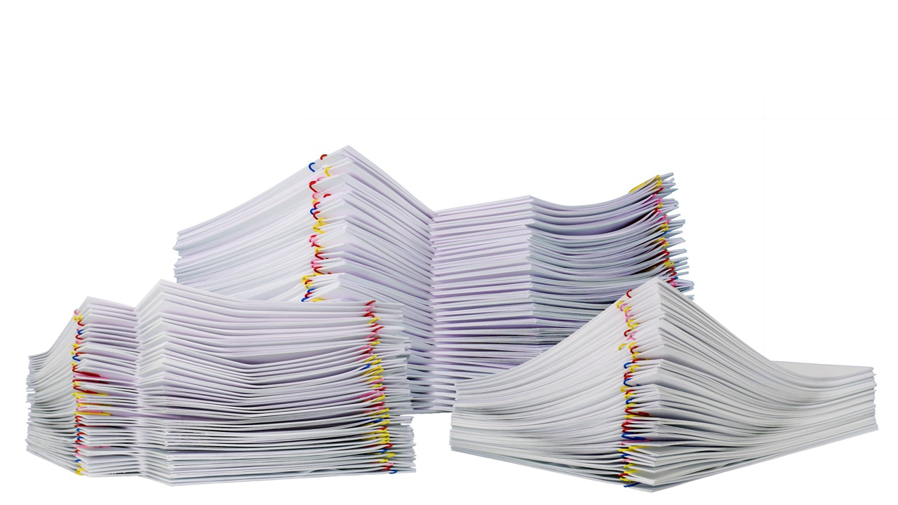 定格动画，拼贴的三种递增，堆积如山，堆积如山，白色背景上堆满了超负荷的办公文件纸张文件。视频下载