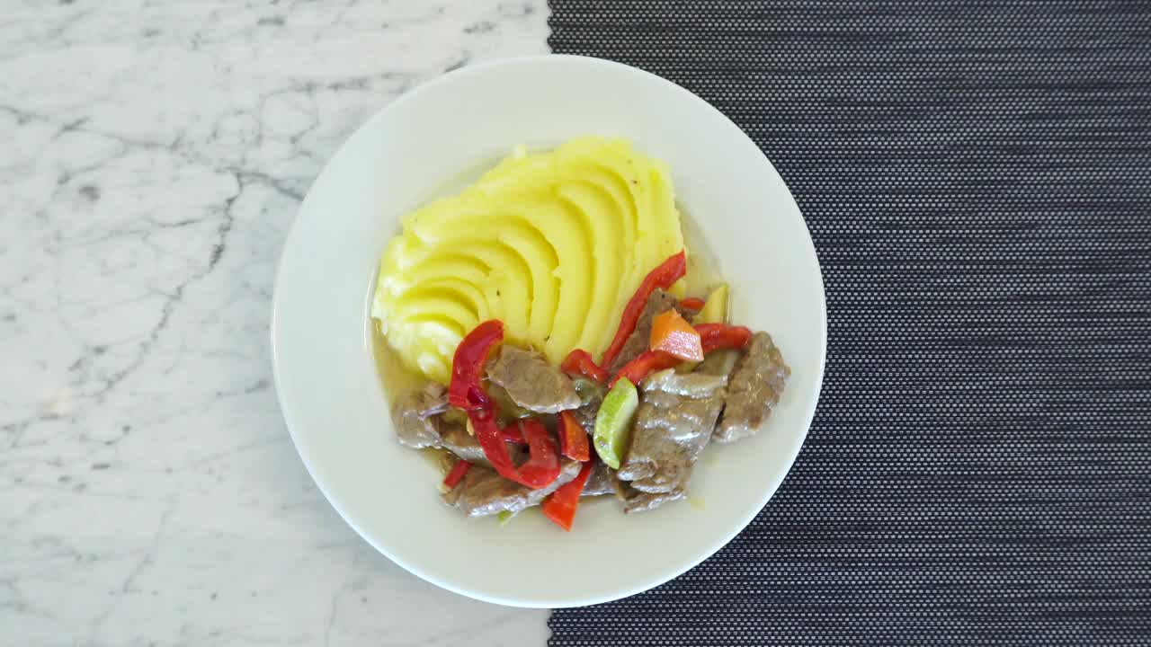 土豆泥，肉和蔬菜放在白色的旋转盘子里。视频下载