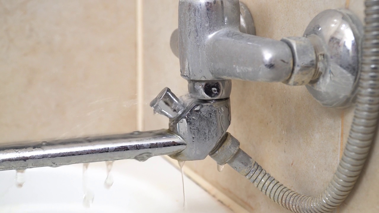 住宅、公寓或酒店浴室里漏水的旧水龙头损坏。漏水，破旧的浴室水龙头，特写。视频下载
