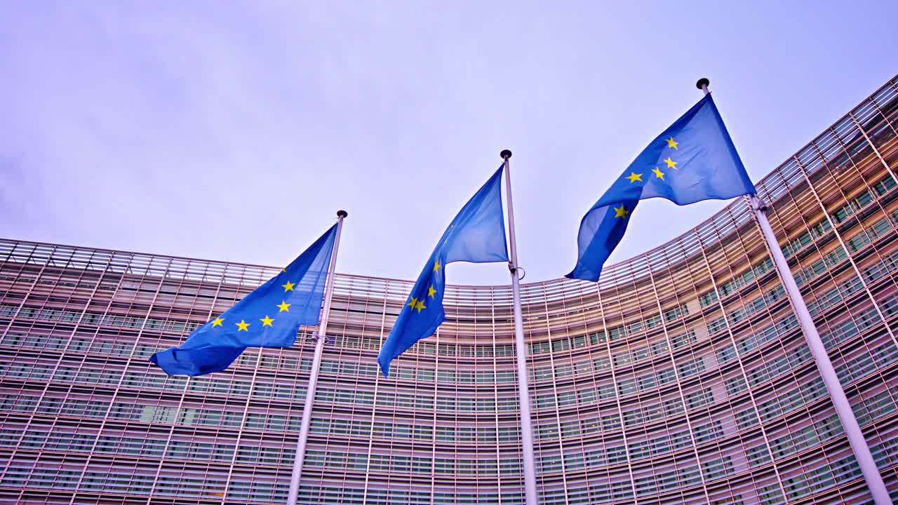 比利时，布鲁塞尔，欧盟委员会，Berlaymont大楼的欧盟旗帜视频素材