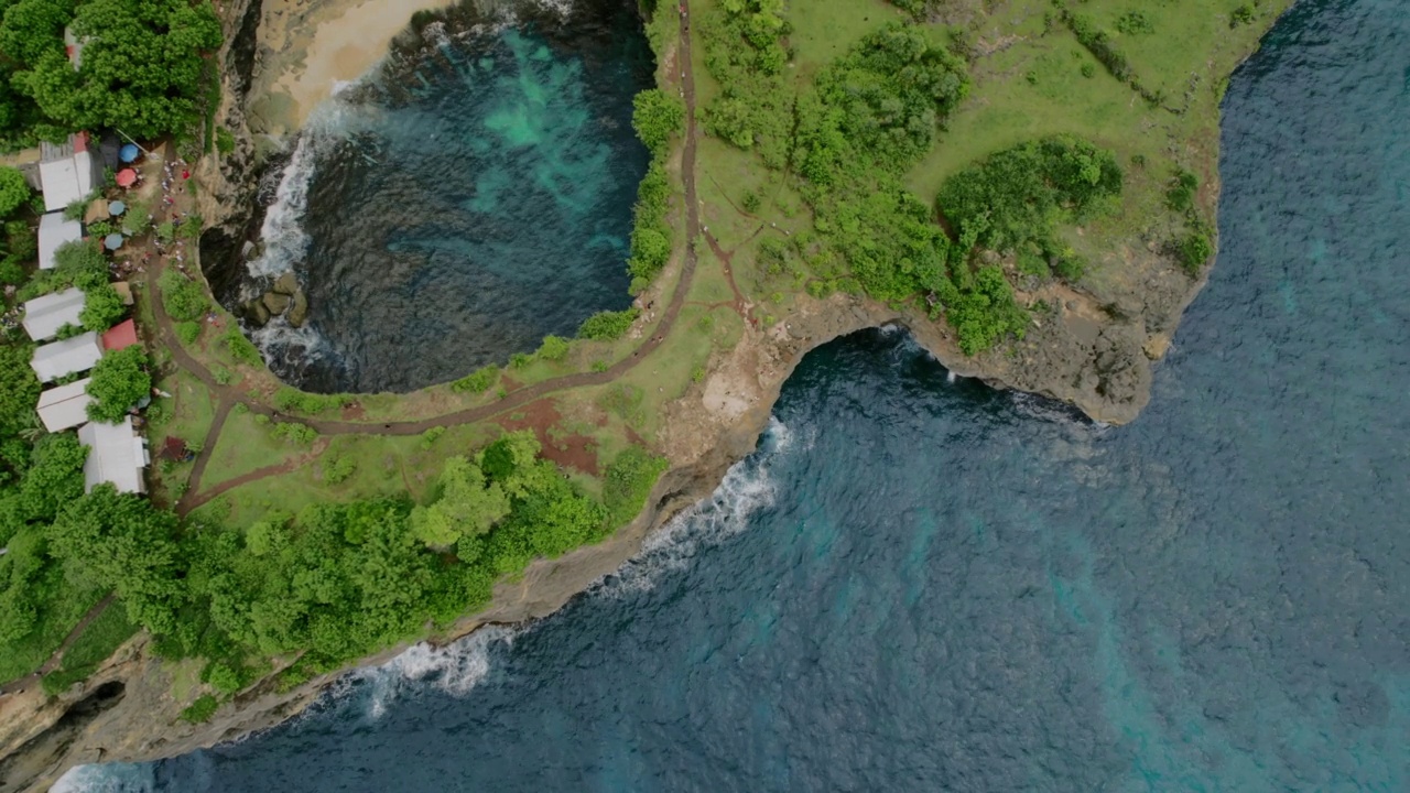 巴厘岛努萨佩尼达，无人机拍摄的破碎海滩特写视频下载