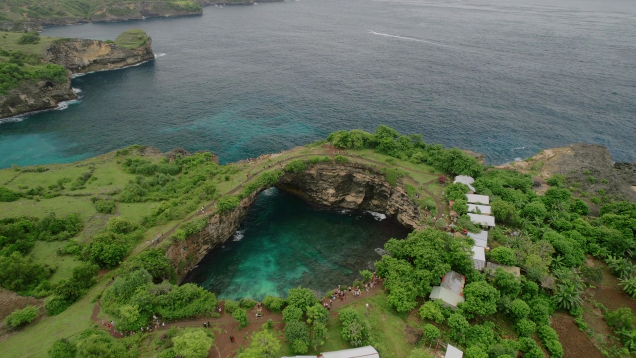 努萨佩尼达岛，巴厘岛水晶海滩和破碎海滩视频下载
