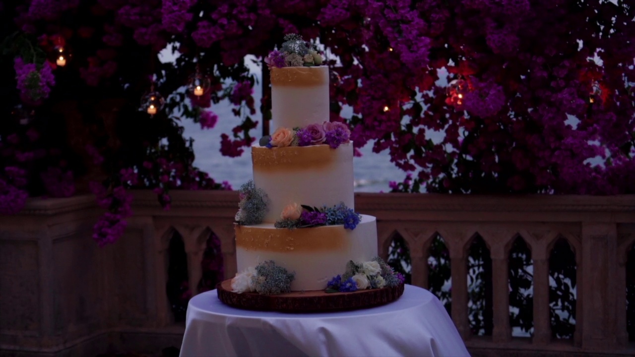 用鲜花装饰的漂亮婚礼蛋糕视频下载