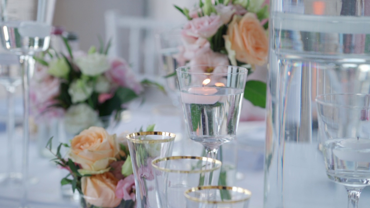 婚礼桌上的玫瑰和蜡烛特写视频下载