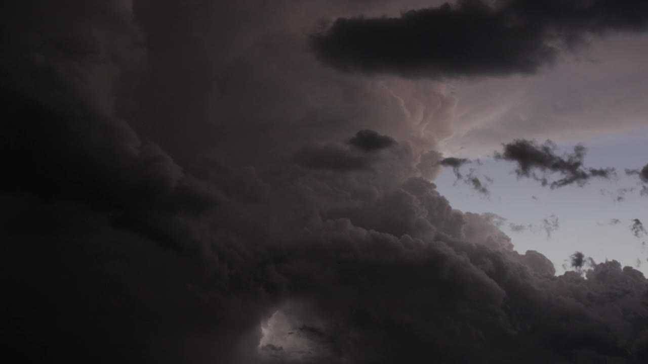 美丽的，戏剧性的，独特的强烈雷暴充满了持续的闪电，晚上视频素材