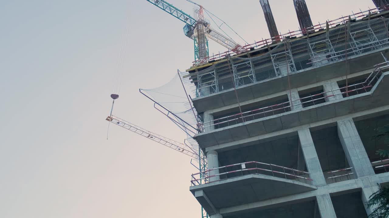 塔吊及在建高层住宅公寓楼。房地产开发视频素材