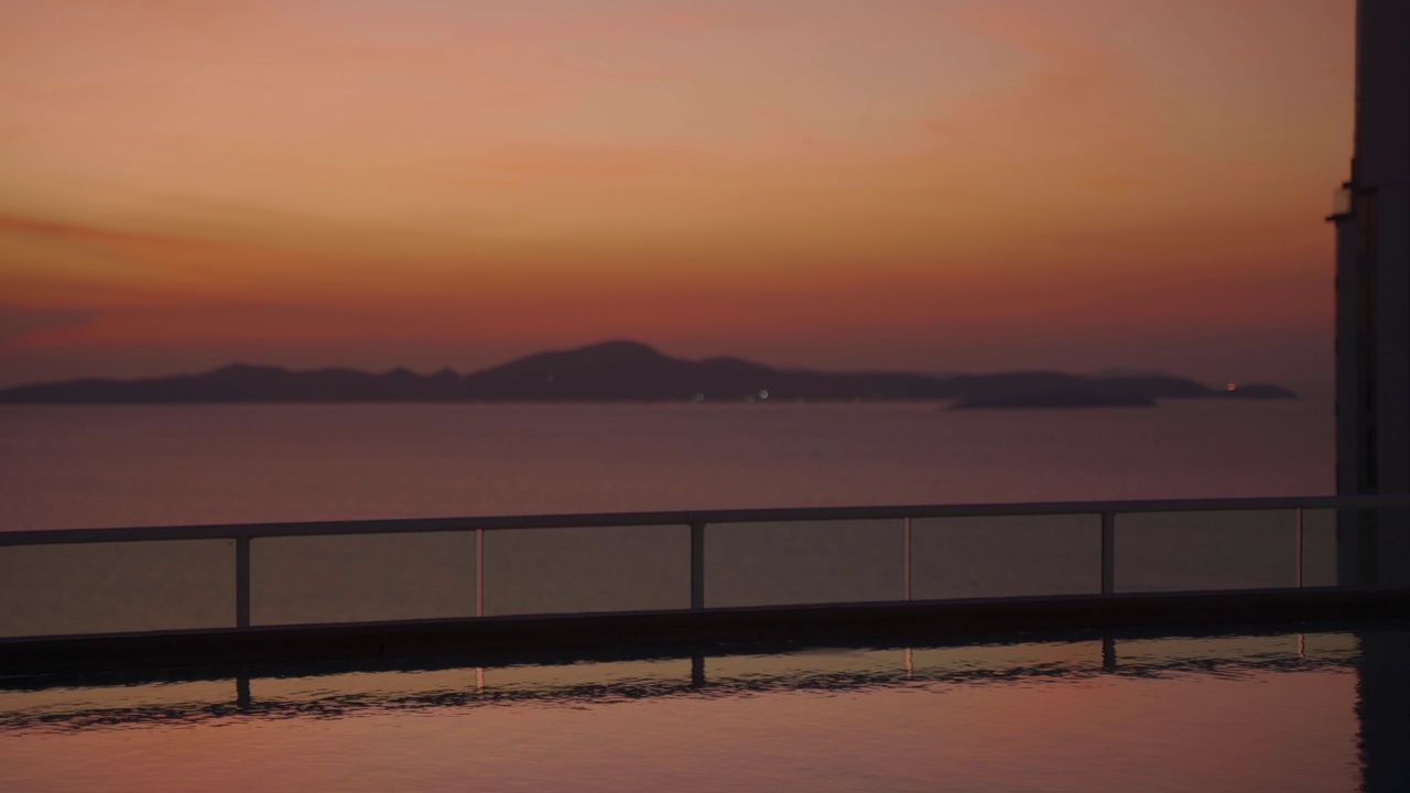 美丽的日落在海上，从游泳池游泳视频下载