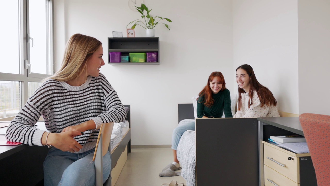 三个年轻女人，大学同学一起在宿舍里聊天，玩得很开心视频下载