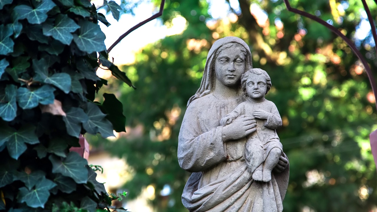 圣母玛利亚和圣婴的雕像。圣母玛利亚视频素材