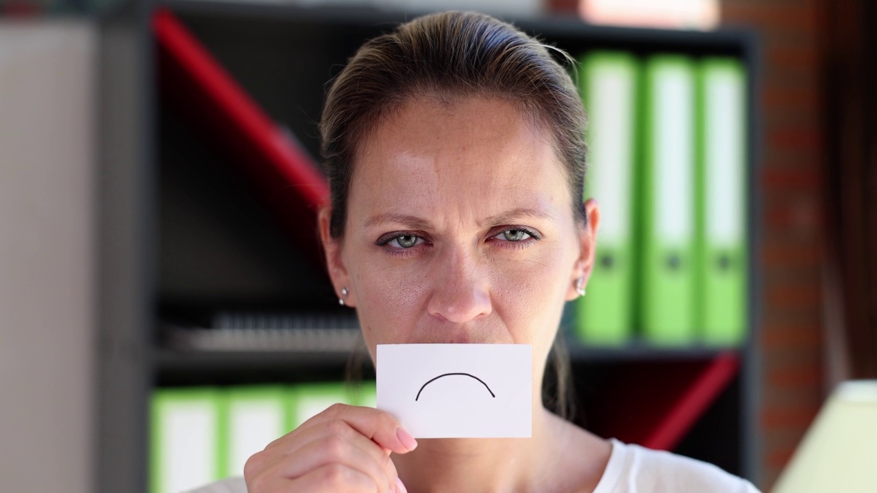纸上画着一个悲伤忧郁的女人，脸上带着悲伤的微笑视频下载