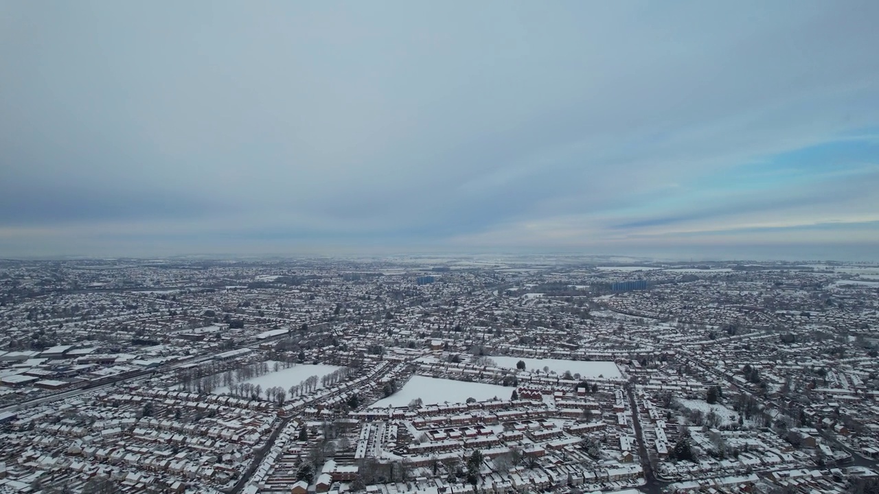 美丽的鸟瞰城市与覆盖的雪视频下载