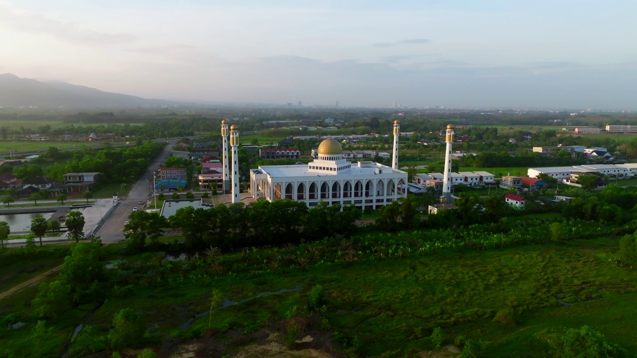 泰国宋卡中央清真寺的鸟瞰图视频素材