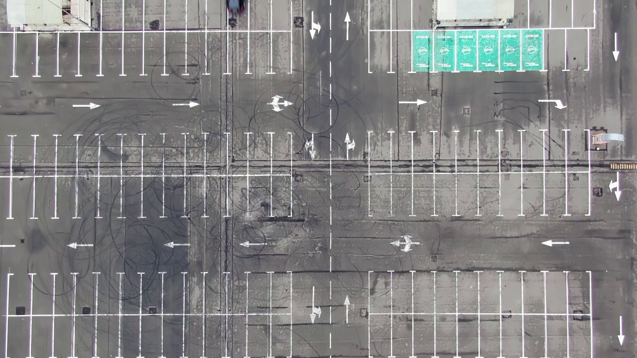 顶部拍摄无人机追逐赛车在停车场竞争视频下载