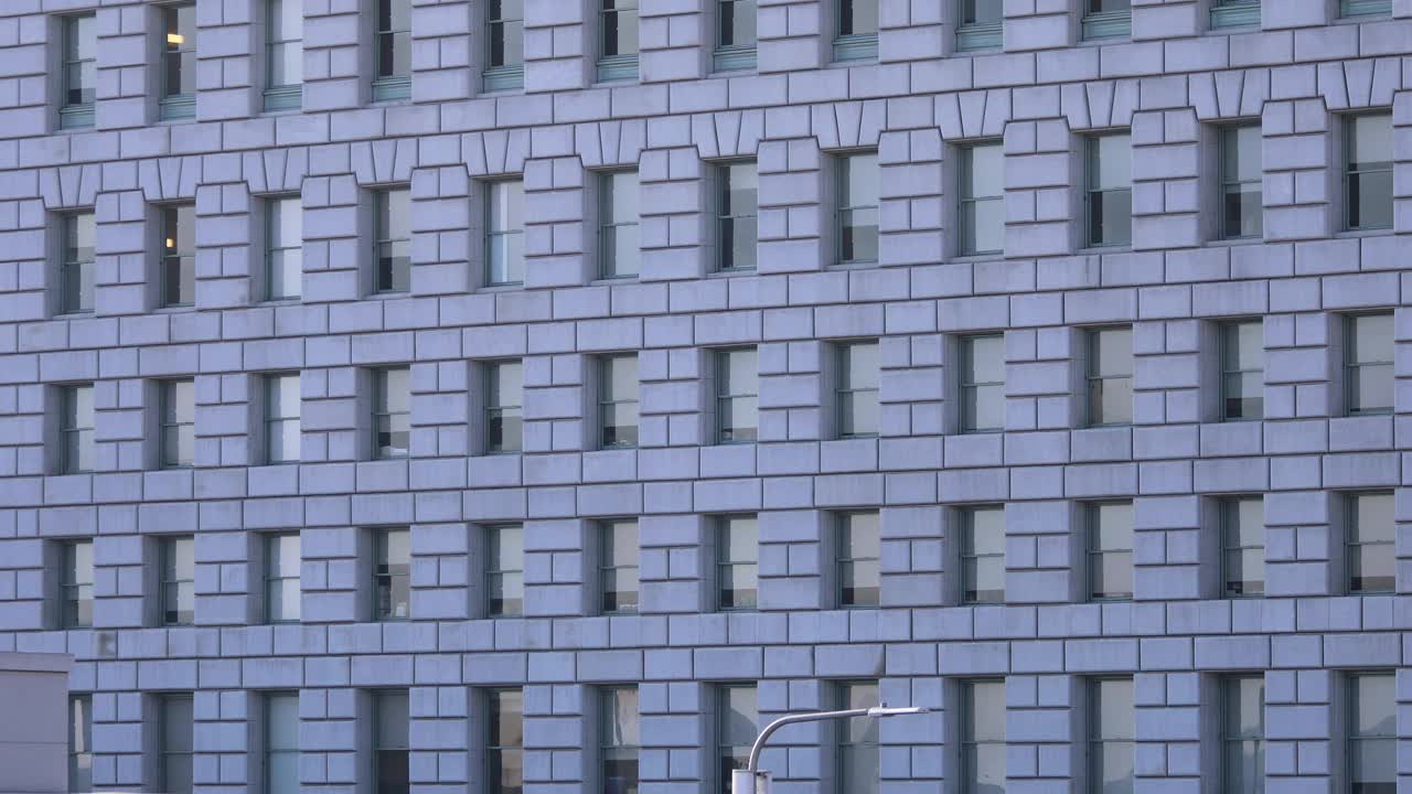 阴凉处的建筑窗户墙视频素材