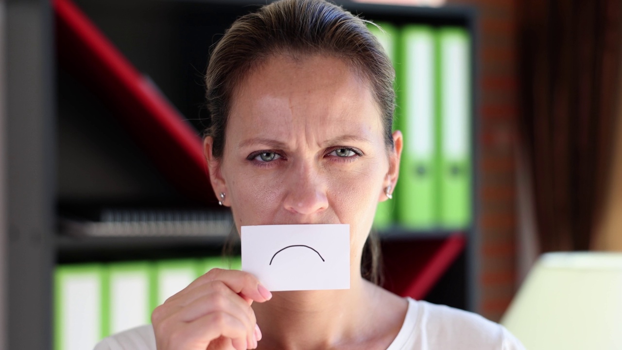 美丽的愤怒的女人肖像纸不高兴的表情符号图标视频下载