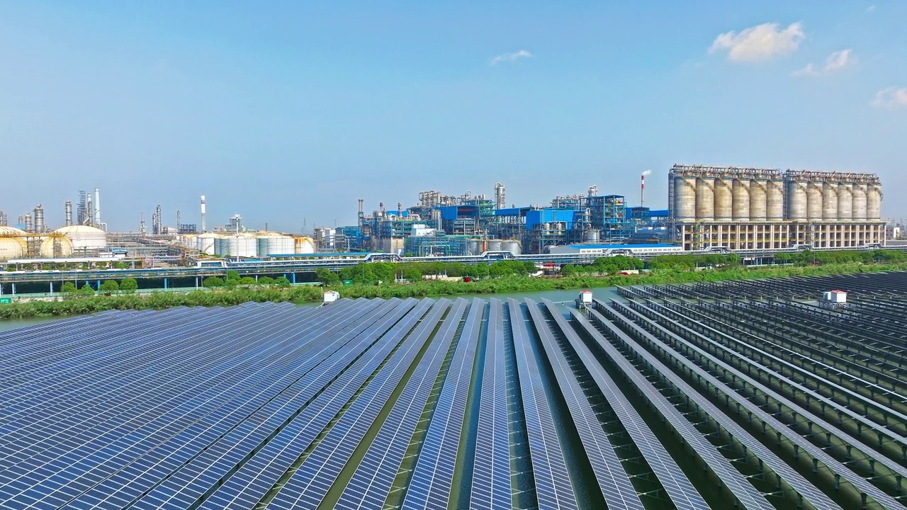 太阳能电池板和工业区的鸟瞰图视频下载