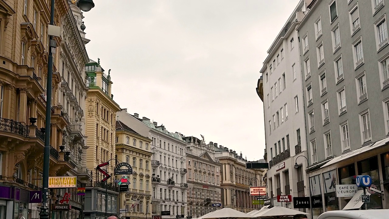 2022年8月，奥地利维也纳。美丽的倾斜镜头与典型的美丽的老城区建筑在斯蒂芬广场。视频下载