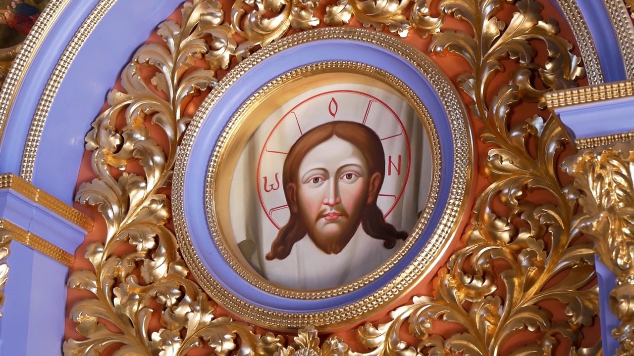 东正教教堂中镀金装饰的耶稣基督像视频素材