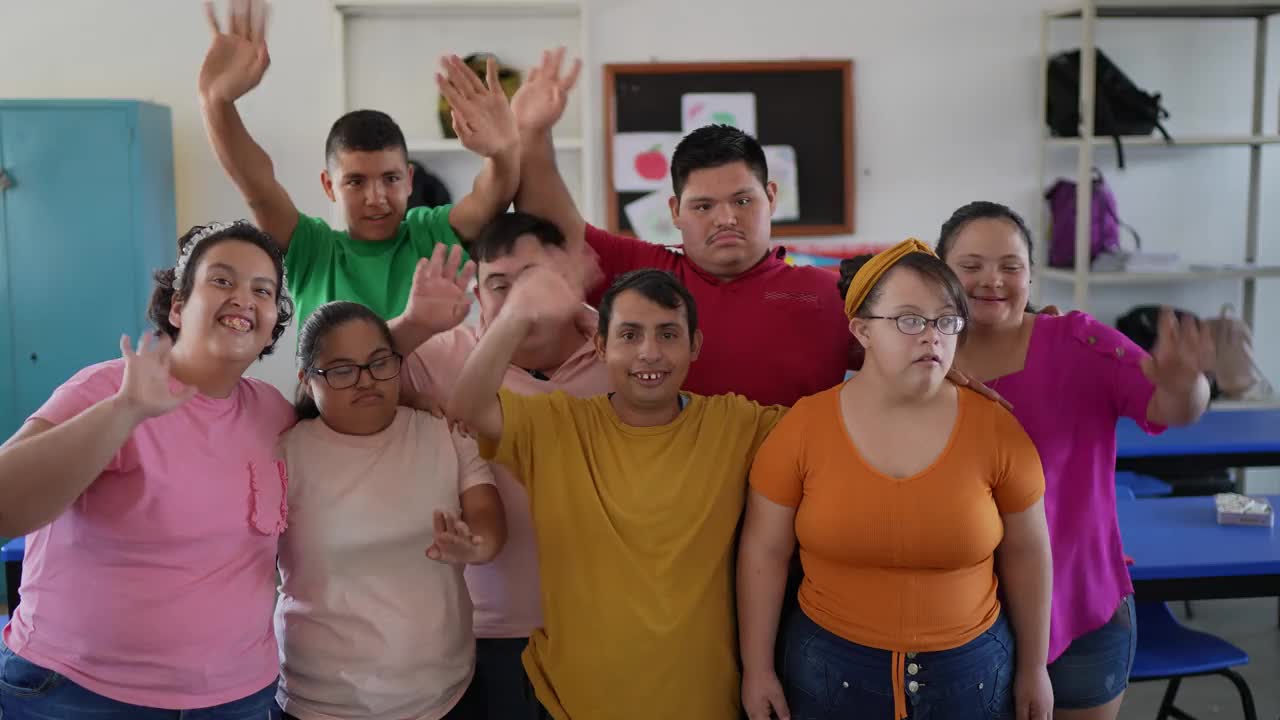 残疾学生在学校教室里挥手的照片视频下载