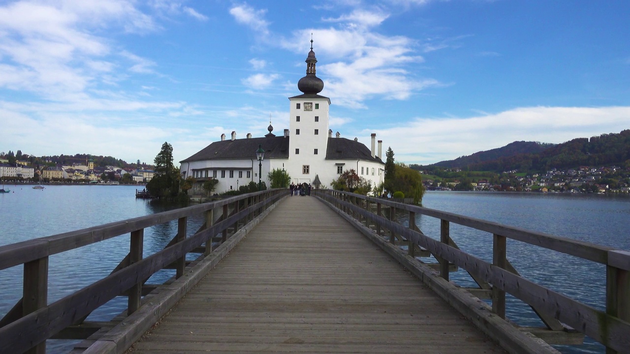 奥地利格蒙登特劳恩湖上的城堡风景视频下载