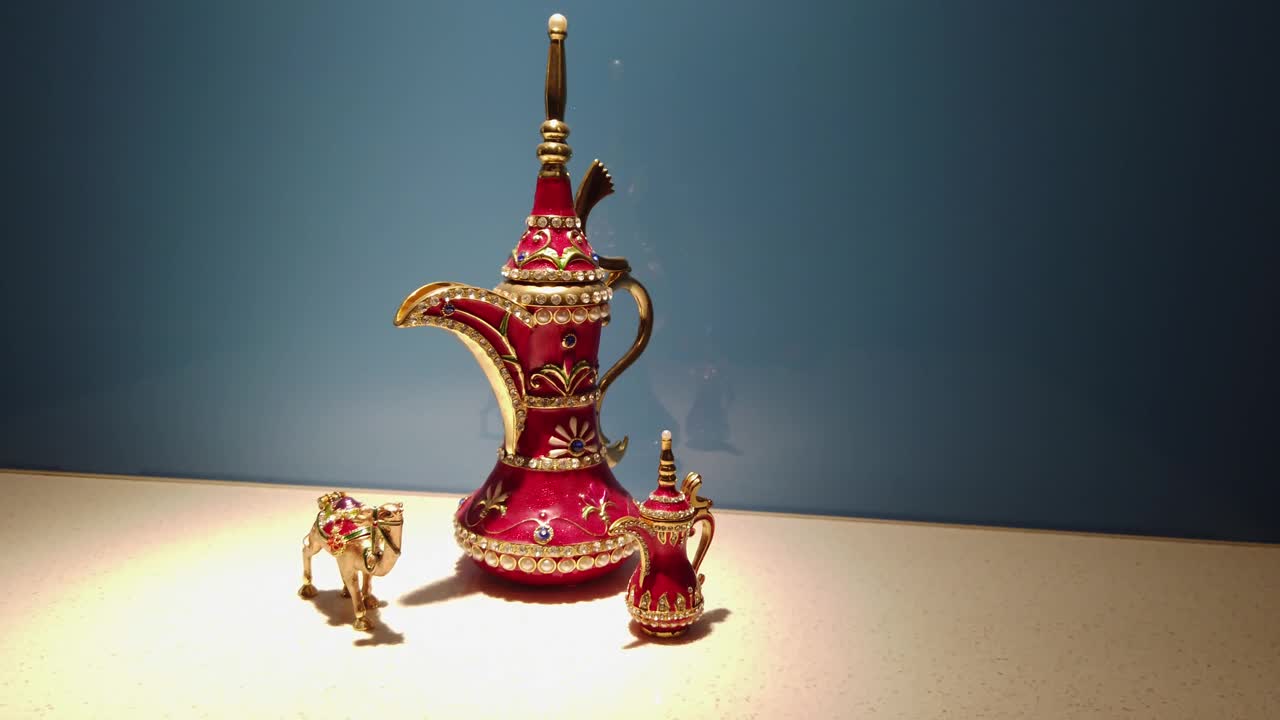 阿拉伯茶壶复制在闪亮的红色镶嵌着闪闪发光的玻璃视频下载