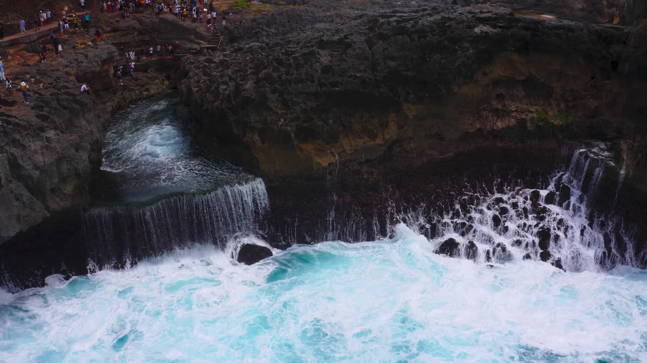 努萨佩尼达岛上的波浪瀑布，翡翠色和清澈的海水。天线。天使死水潭。视频下载