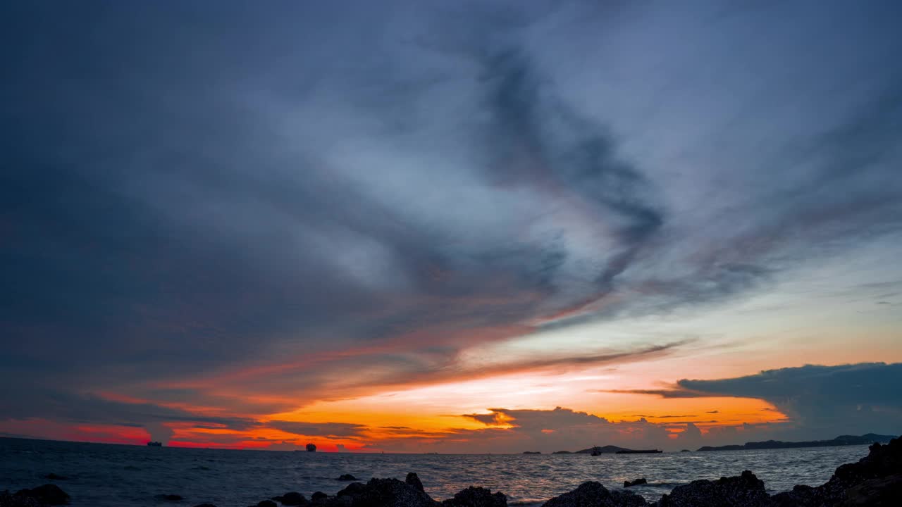 日落时间间隔4k彩色日落在海上。浪漫的日落，蓝色和橙色的云在天空流动。壮丽的夏日风光。美丽的天空，蓬松的云，傍晚的日子视频素材