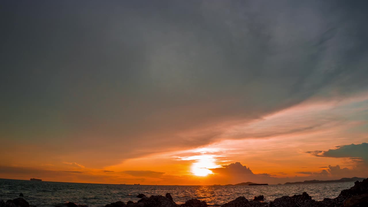 日落时间间隔4k彩色日落在海上。浪漫的日落，蓝色和橙色的云在天空流动。壮丽的夏日风光。美丽的天空，蓬松的云，傍晚的日子视频素材