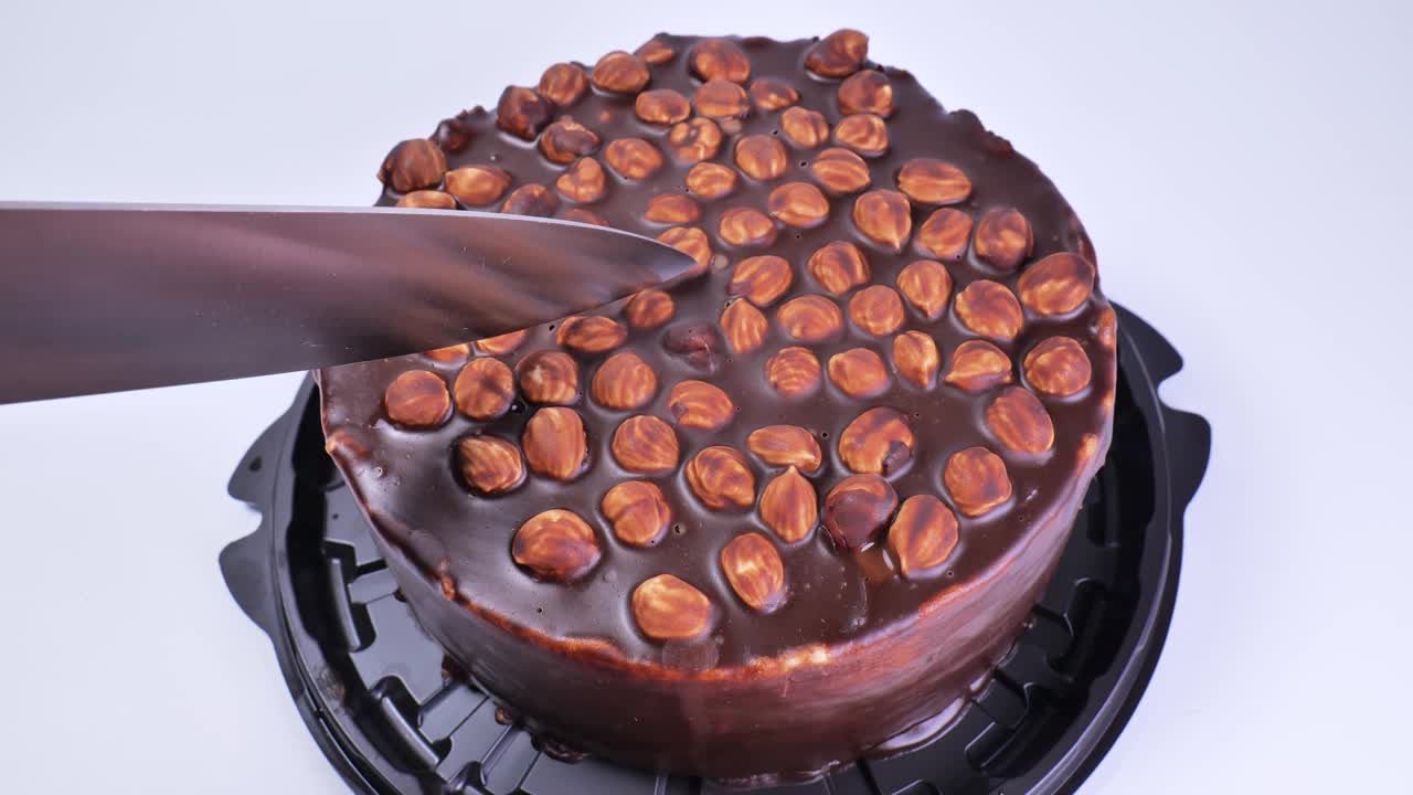 用刀切巧克力蛋糕特写视频下载