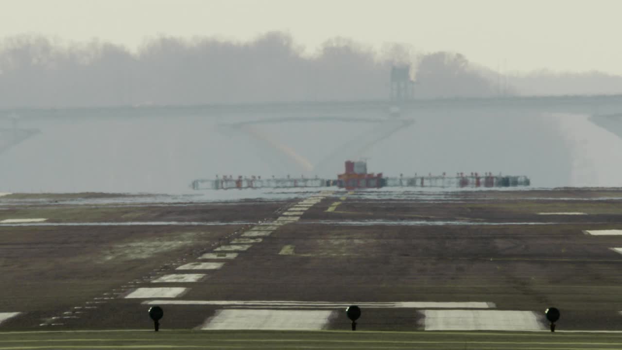 飞机在清晨降落时轮胎冒出阵阵烟雾视频素材