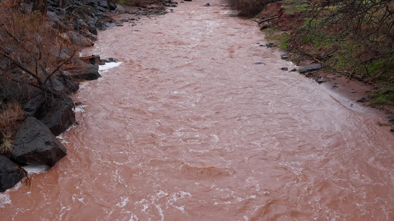 暴雨期间，锡安附近北溪的浑水流动视频素材