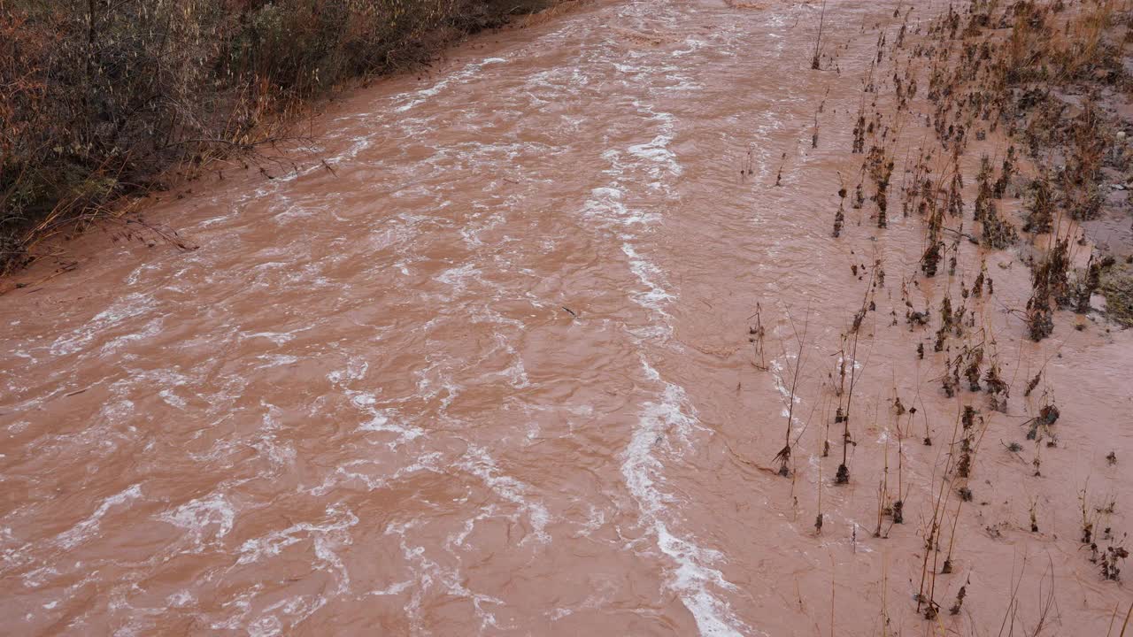 洪水预警期间，泥泞的河流流经犹他州沙漠视频素材