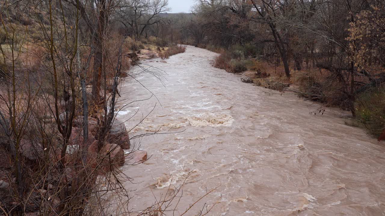 维珍河在犹他州沙漠的山洪期间充满了脏水视频素材