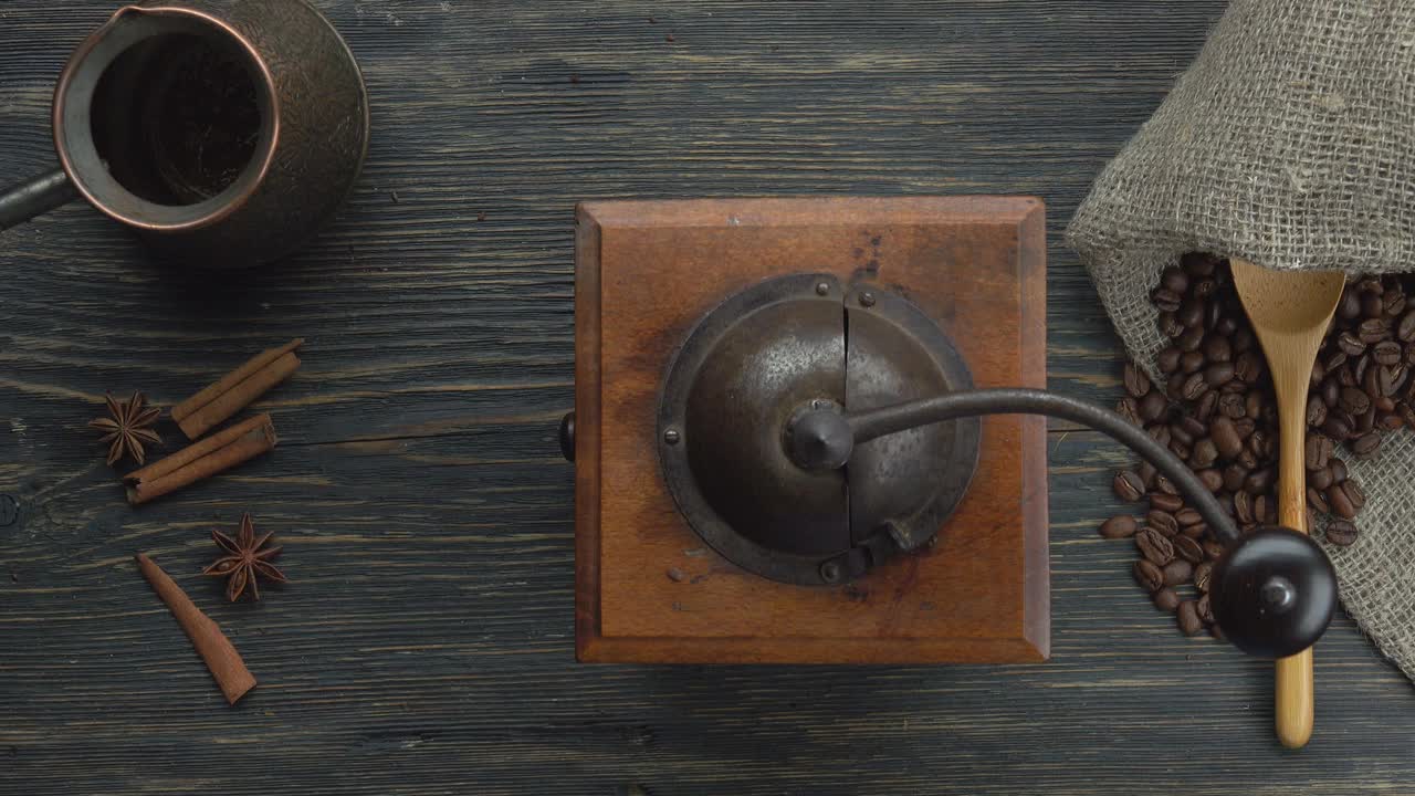 俯视图的手磨咖啡在复古青铜咖啡磨视频下载