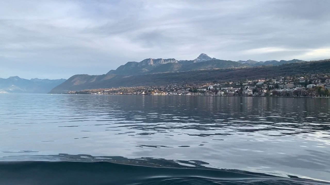 在船上观看日内瓦湖和法国阿尔卑斯山日落时的4K无声视频视频素材