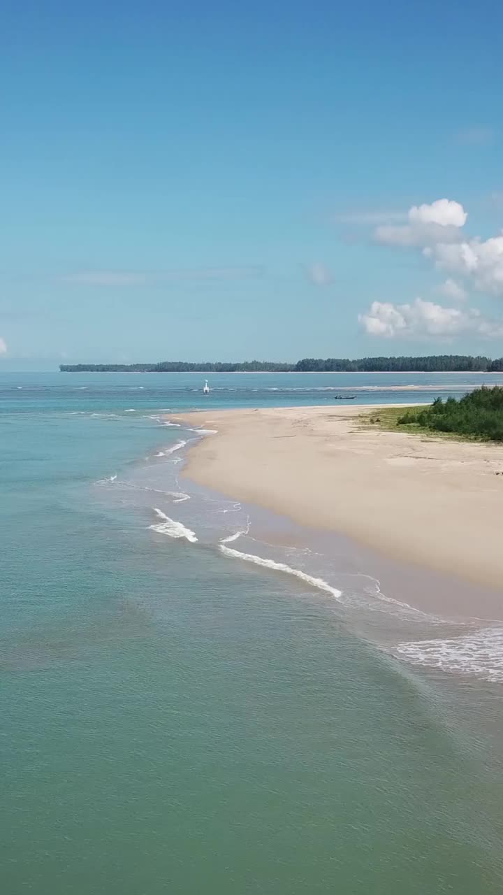 空无一人的海滩海角和平静的大海的航拍视频视频素材