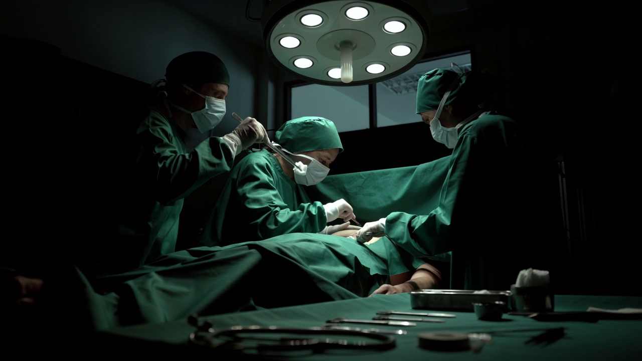 医疗队在手术室进行手术。视频下载