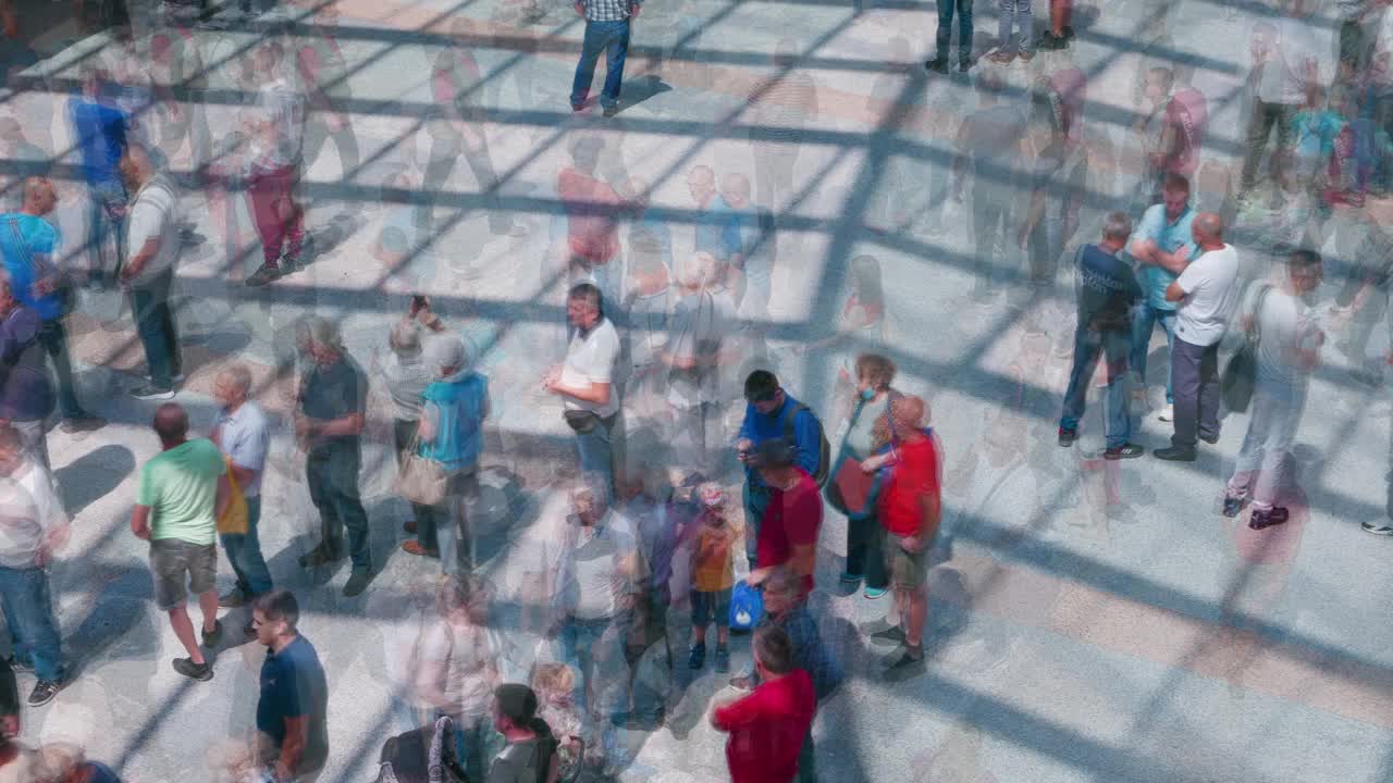 社区聚会的概念，一大群人站着走在开放空间的走廊，延时镜头视频下载