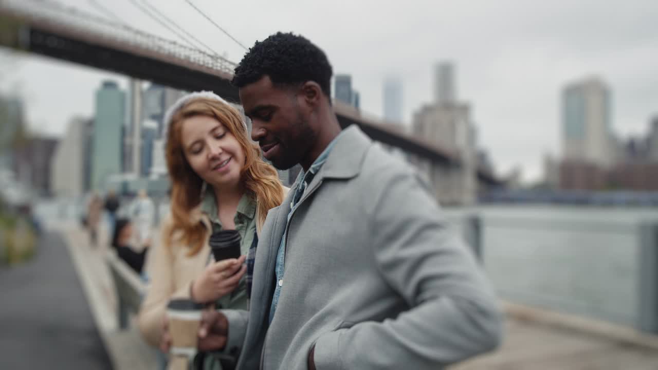 图为，一对多民族情侣以纽约天际线为背景，正在自拍视频素材
