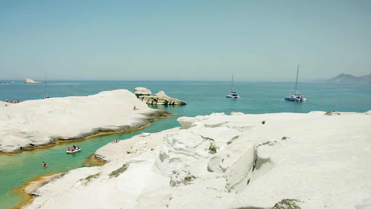 希腊米洛斯岛，Sarakiniko海滩和游客视频下载