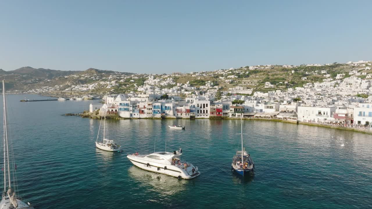 航拍小威尼斯与船，乔拉，米科诺斯岛，希腊视频素材