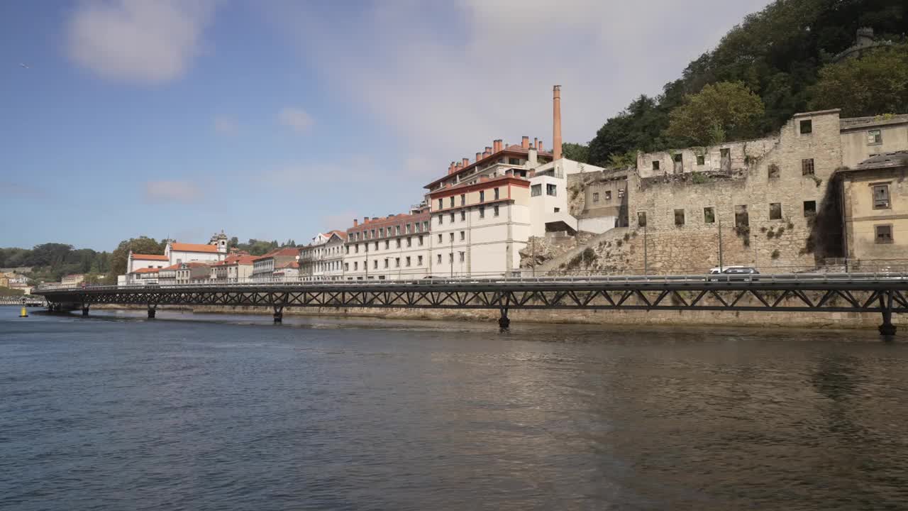 在欧洲北葡萄牙波尔图的凯伊斯达斯佩德拉斯河和城市天际线的游船上视频素材