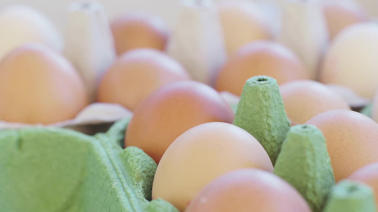 鸡蛋盒里的新鲜鸡蛋视频下载