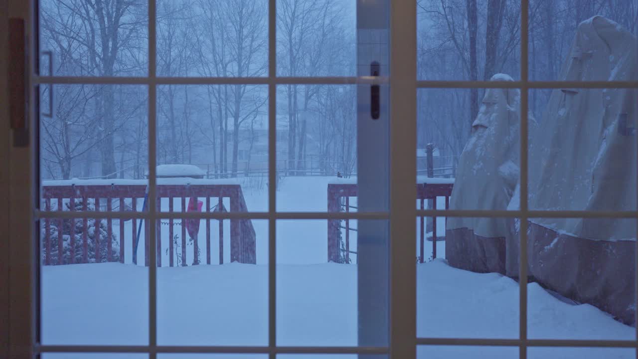 透过窗户可以看到天井和森林的雪景。视频素材