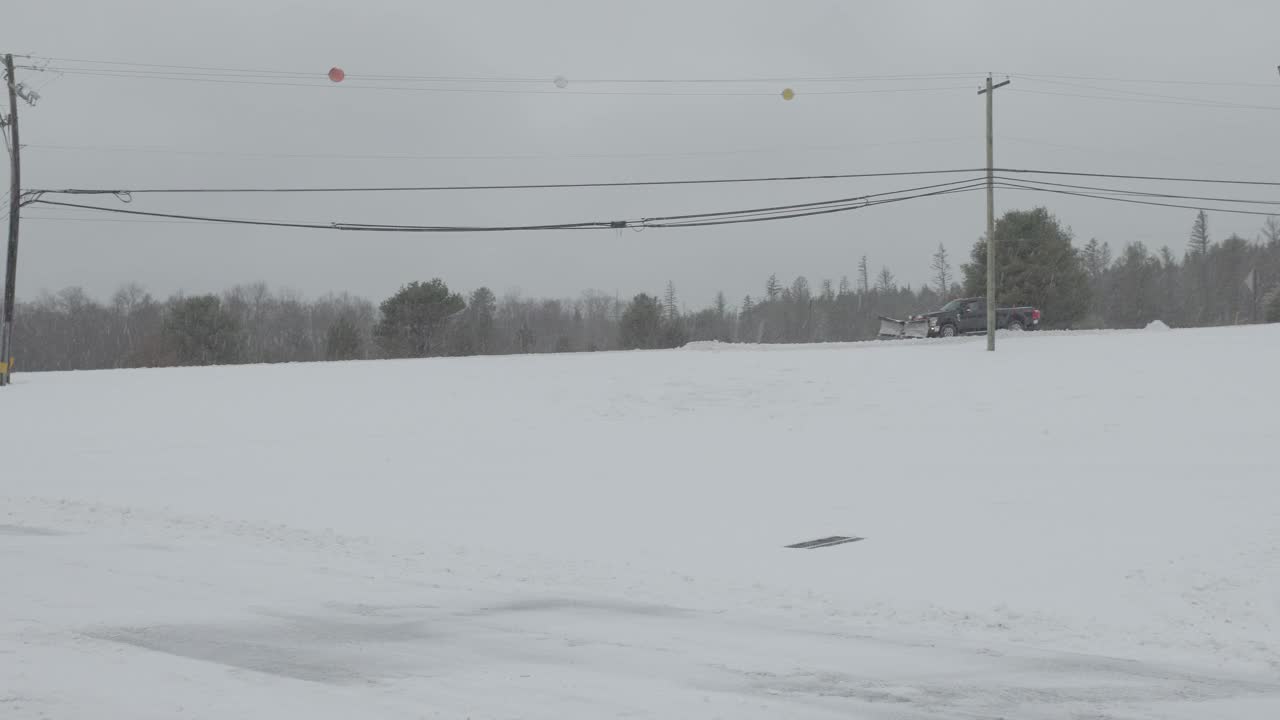 大雪过后，一辆小货车正在清扫道路。视频素材