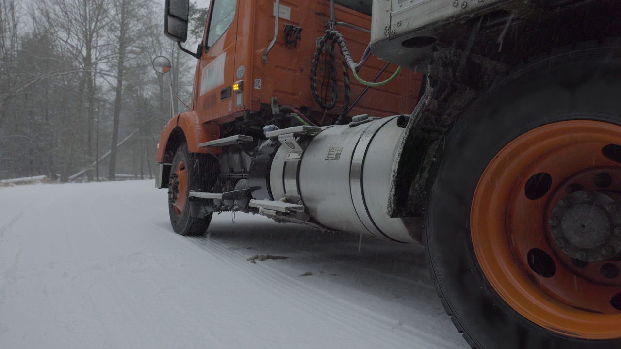 宾夕法尼亚州波科诺，一辆卡车在降雪后清理道路。视频素材