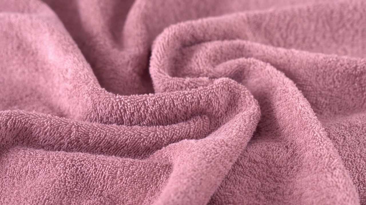 粉红色的棉质毛巾在船上旋转。洗澡，卫生，洗涤概念。视频下载